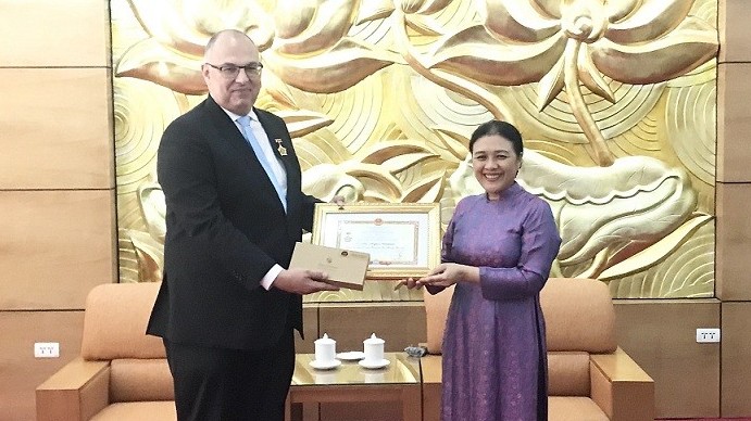 Trao tặng Kỷ niệm chương cho Đại sứ Đan Mạch tại Việt Nam