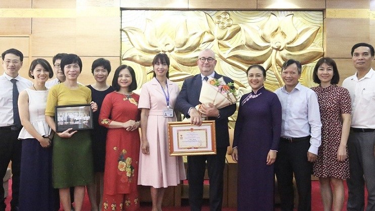 Trao tặng Kỷ niệm chương cho Đại sứ Bỉ tại Việt Nam Paul Jansen