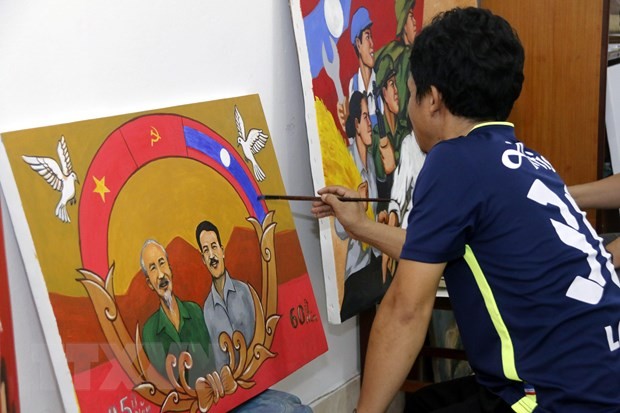 Tình hữu nghị Việt Nam-Lào qua các tác phẩm điêu khác và tranh cổ động