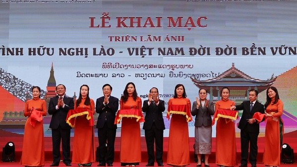 Triển lãm ảnh Tình hữu nghị Lào-Việt Nam đời đời bền vững