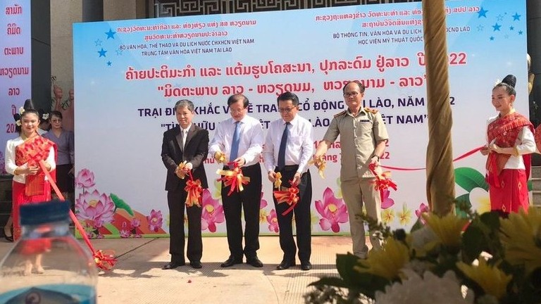 Khai mạc trại điêu khắc và vẽ tranh cổ động Năm Hữu nghị Lào-Việt Nam