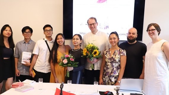 Giảng viên tiếng Việt giới thiệu ba cuốn sách song ngữ Đức-Việt