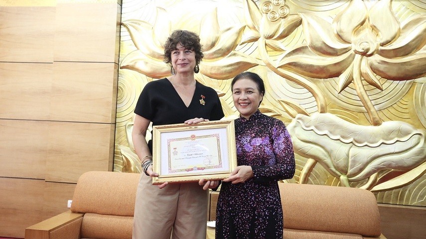 VUFO trao tặng kỷ niệm chương cho Đại sứ Hà Lan Elsbeth Akkerman