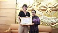 VUFO trao tặng kỷ niệm chương cho Đại sứ Hà Lan Elsbeth Akkerman