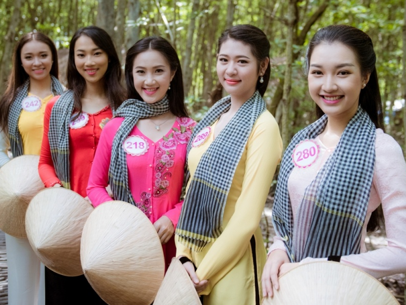 Thí sinh Hoa hậu Việt Nam 2016 thướt tha trong áo bà ba