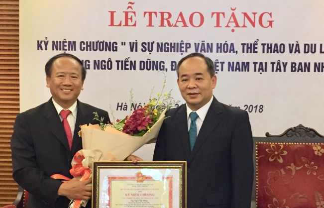 Đại sứ Ngô Tiến Dũng nhận Kỷ niệm chương “Vì sự nghiệp Văn hóa, Thể thao và Du lịch”