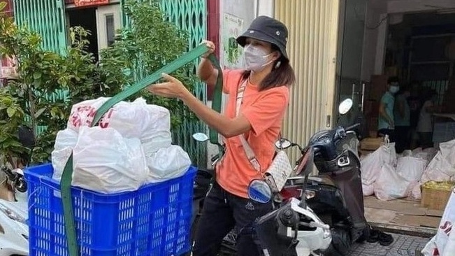 Hình ảnh đời thường đầy xúc động của các nghệ sĩ Việt ở tâm dịch TP. Hồ Chí Minh