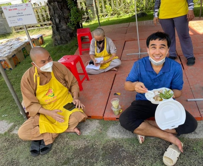 Hình ảnh đời thường đầy xúc động của các nghệ sĩ Việt ở tâm dịch TP. Hồ Chí Minh