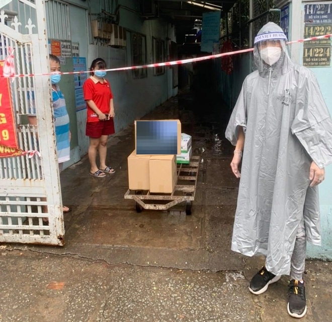 Hình ảnh đời thường đầy xúc động của các nghệ sĩ Việt ở tâm dịch TP. Hồ Chí Minh