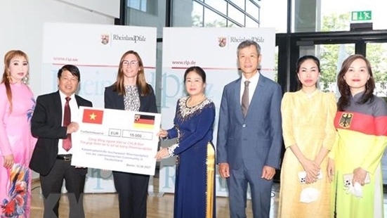 Người Việt chung tay hỗ trợ nhân dân vùng lũ Tây Đức