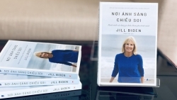 Nơi ánh sáng chiếu soi - Cuốn hồi ký ly kỳ của đương kim Đệ nhất phu nhân Mỹ