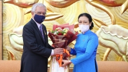 Trao Kỷ niệm chương cho Điều phối viên thường trú của Liên hợp quốc tại Việt Nam