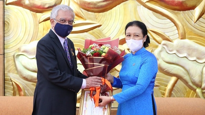 Trao Kỷ niệm chương cho Điều phối viên thường trú của Liên hợp quốc tại Việt Nam