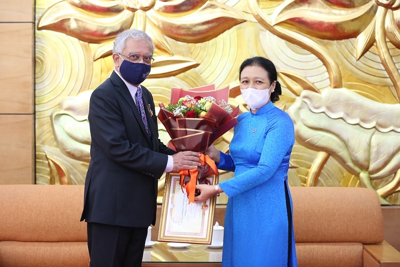 Trao tặng Kỷ niệm chương cho Điều phối viên thường trú của Liên hợp quốc tại Việt Nam