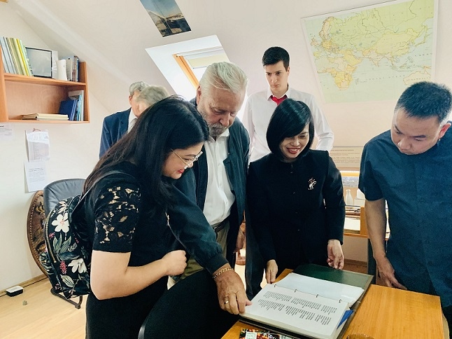 Hungary-Việt Nam: Tình cảm đáng quý trong thời kỳ dịch bệnh Hungary-Việt Nam: Tình cảm đáng quý trong thời kỳ dịch bệnh