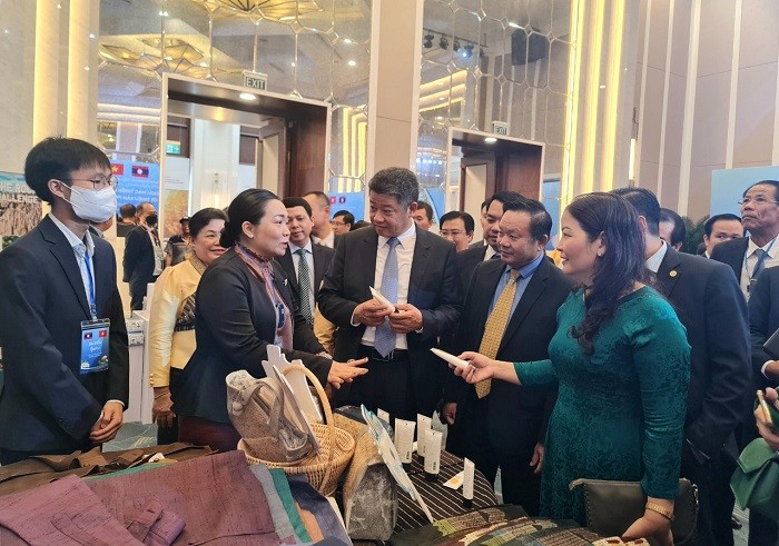 Khai mạc triển lãm ảnh và trưng bày sản phẩm, giới thiệu sản phẩm hàng hóa Hà Nội-Vientiane Khai mạc triển lãm ảnh và trưng bày, giới thiệu sản phẩm hàng hóa Hà Nội-Vientiane