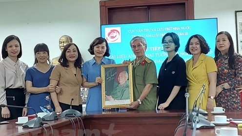 Trao tặng 111 bức ảnh chân dung và ảnh hoạt động đời thường của Đại tướng Võ Nguyên Giáp