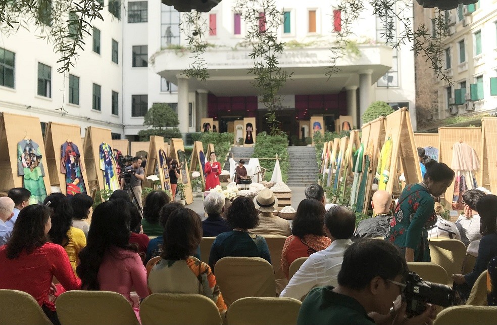 Câu chuyện di sản và hơi thở cuộc sống đương đại qua 200 mẫu áo dài