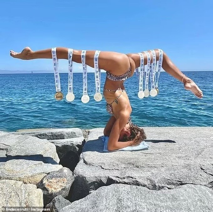 Nhận bình luận khiếm nhã trên mạng xã hội, VĐV bơi nghệ thuật người Italy 'sốc nặng'