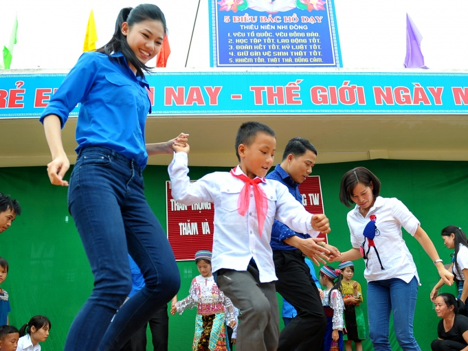 Á hậu Thanh Tú mang Tết Trung thu sớm lên vùng cao