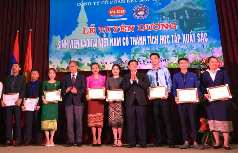 Tuyên dương sinh viên Lào tiêu biểu ở Việt Nam