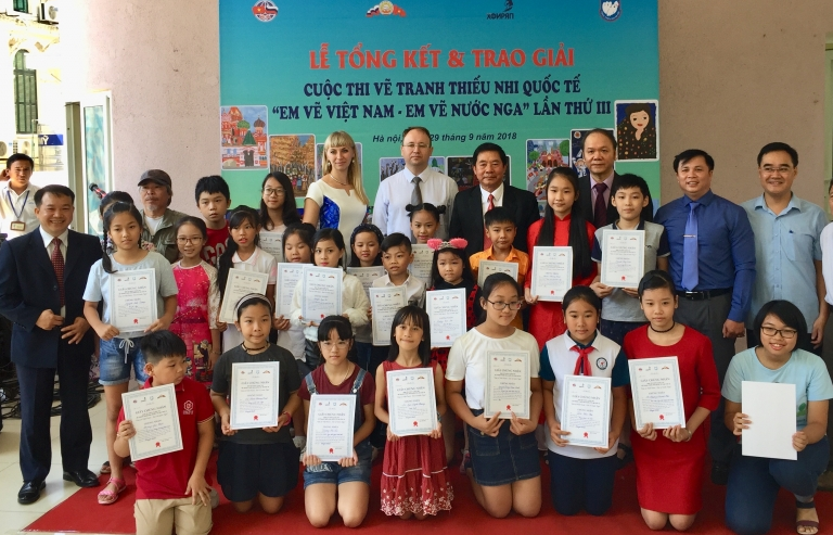 Trao giải Cuộc thi vẽ tranh quốc tế “Em vẽ Việt Nam – Em vẽ nước Nga” năm 2018