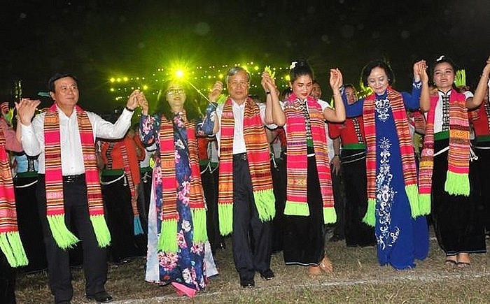 Ấn tượng màn đại Xòe Thái khai mạc Lễ hội văn hóa, du lịch Mường Lò 2019 an tuong man dai xoe thai khai mac le hoi van hoa du lich muong lo 2019