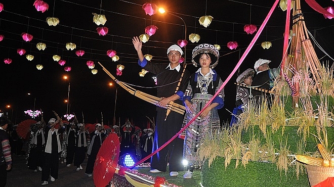 Ấn tượng màn đại Xòe Thái khai mạc Lễ hội văn hóa, du lịch Mường Lò 2019 an tuong man dai xoe thai khai mac le hoi van hoa du lich muong lo 2019