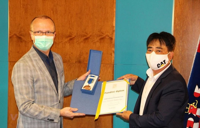 CH Czech: Cộng đồng người Việt được vinh danh vì hỗ trợ địa phương chống Covid-19