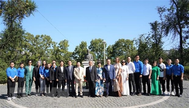 76 năm Quốc khánh Việt Nam: Lễ đặt hoa tại tượng đài Chủ tịch Hồ Chí Minh ở Nga và Chile Kỷ niệm 76 năm Quốc khánh Việt Nam: Đặt hoa tại tượng đài Chủ tịch Hồ Chí Minh ở thành phố Vladivostok (Nga)