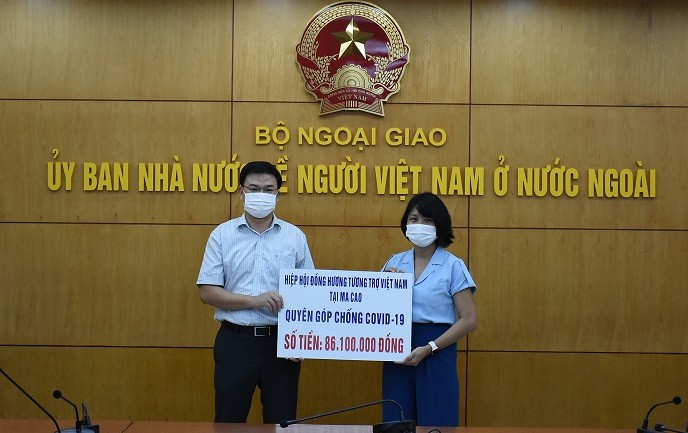 Cộng đồng người Việt tiếp tục ủng hộ gần 824 triệu đồng cho công tác phòng chống dịch trong nước Cộng đồng người Việt tiếp tục ủng hộ gần 824 triệu đồng cho công tác phòng chống dịch trong nước