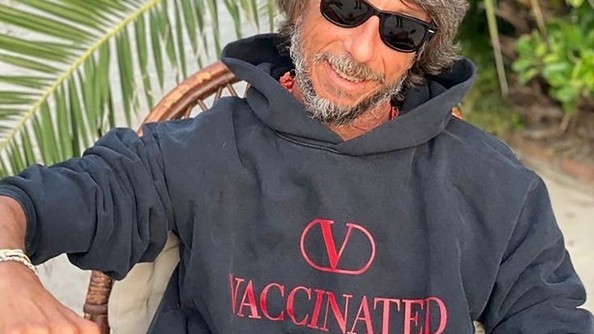 Mẫu áo hoodie đặc biệt của Valentino ủng hộ chiến dịch tiêm chủng vaccine Covid-19 toàn cầu