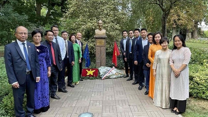 Đại sứ quán Việt Nam tại Pháp tổ chức hoạt động tưởng nhớ Chủ tịch Hồ Chí Minh nhân dịp Quốc khánh