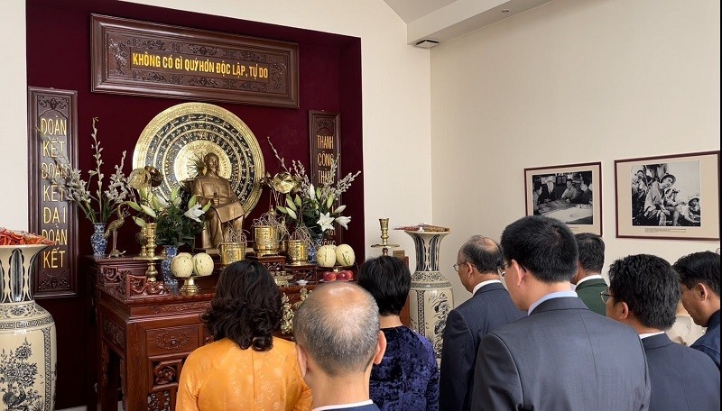 Đại sứ quán Việt Nam tại Pháp tổ chức hoạt động tưởng nhớ Chủ tịch Hồ Chí Minh nhân dịp Quốc khánh