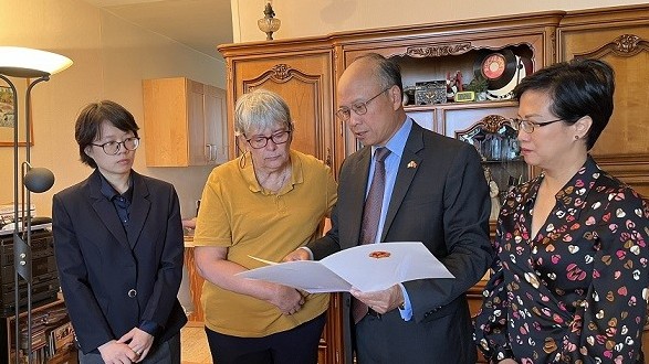 Đại sứ quán Việt Nam tại Pháp thăm hỏi và chia buồn với gia quyến bà Raymonde Dien