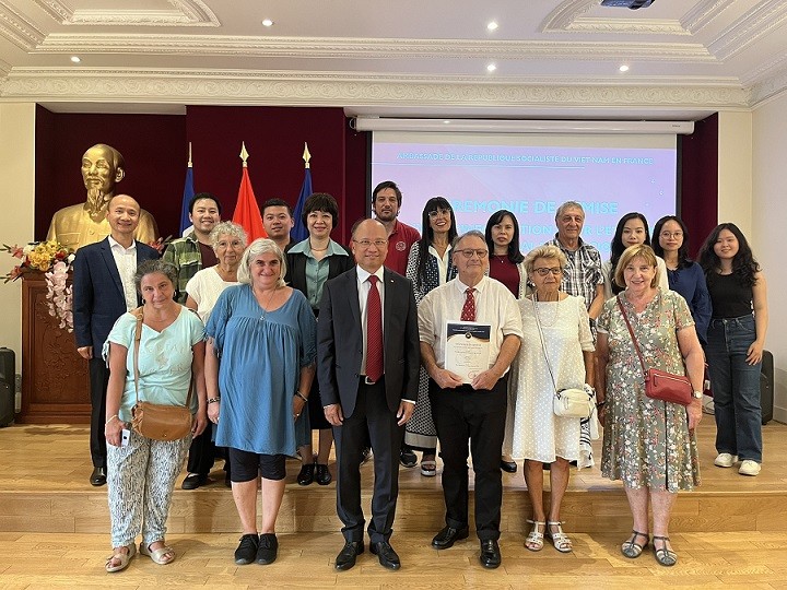Đại sứ quán Việt Nam trao Giải thưởng về thông tin đối ngoại cho tác giả người Pháp Đại sứ quán Việt Nam trao Giải thưởng về thông tin đối ngoại cho tác giả người Pháp