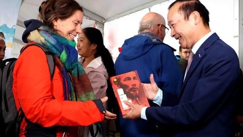 Tôn vinh Chủ tịch Hồ Chí Minh tại lễ hội của Bỉ Tôn vinh Chủ tịch Hồ Chí Minh tại lễ hội của Bỉ