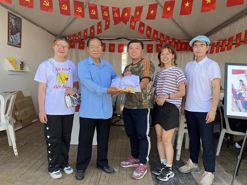 Thanh niên, sinh viên Việt Nam tham dự Lễ hội Báo Nhân đạo tại Pháp