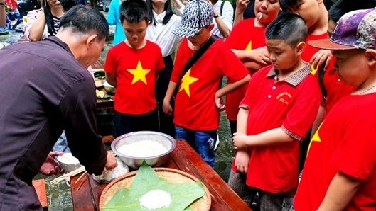 Tour du lịch học đường 'Hướng về nguồn cội' ở miền đất Tổ