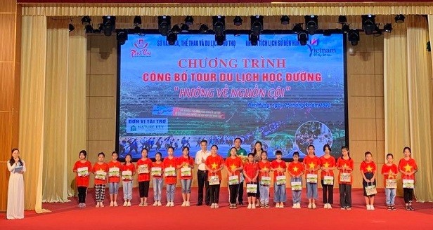 Du lịch học đường 'Hướng về nguồn cội' ở Phú Thọ Tour du lịch học đường 'Hướng về nguồn cội' ở miền đất Tổ