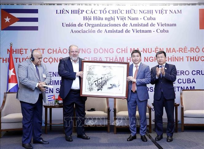 Thủ tướng Cuba Manuel Marrero Cruz gặp gỡ thân mật Hội hữu nghị Việt Nam-Cuba