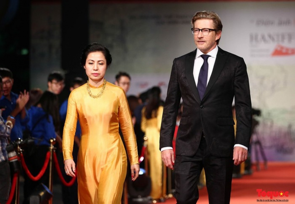 ngam sao viet va quoc te rang ro tren tham do haniff 2018