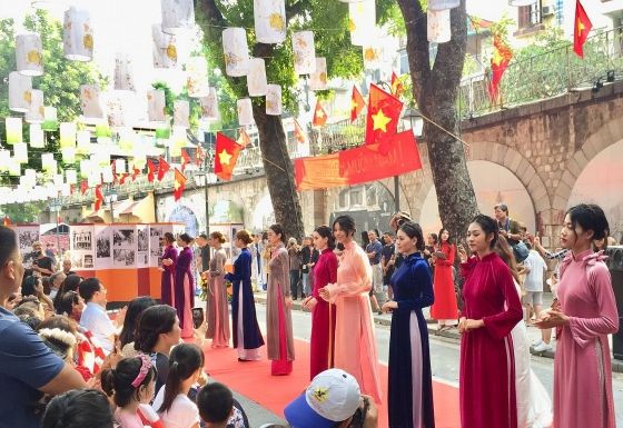 Hà Nội xưa được tái hiện sống động ở phố bích họa Phùng Hưng