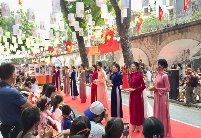 ha noi xua tai hien song dong o pho bich hoa phung hung