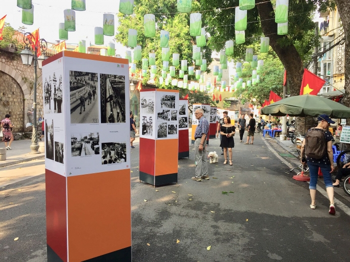 ha noi xua tai hien song dong o pho bich hoa phung hung