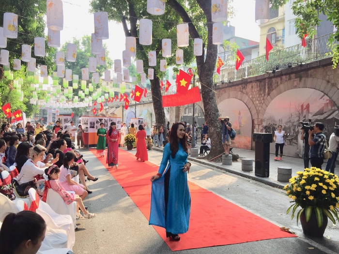 ha noi xua tai hien song dong o pho bich hoa phung hung