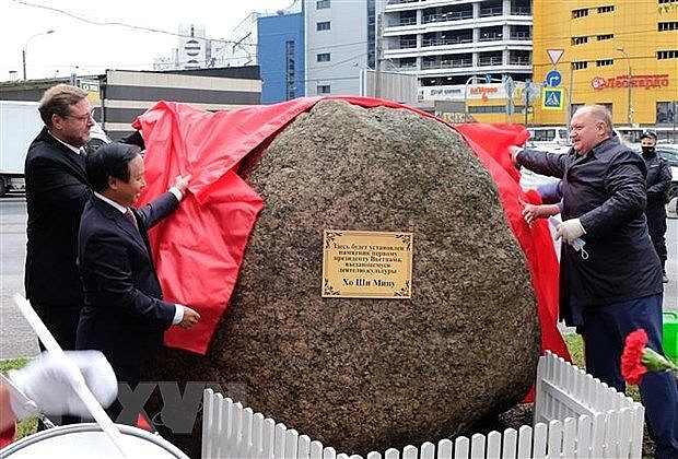 Đặt phiến đá tại vị trí dự kiến xây tượng đài Chủ tịch Hồ Chí Minh ở St Petersburg dat phien da tai vi tri du kien xay tuong dai chu tich ho chi minh o st petersburg