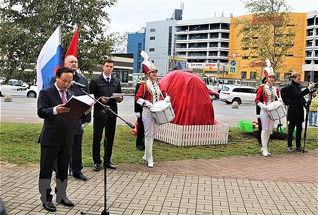 Đặt phiến đá tại vị trí dự kiến xây tượng đài Chủ tịch Hồ Chí Minh ở St Petersburg dat phien da tai vi tri du kien xay tuong dai chu tich ho chi minh o st petersburg