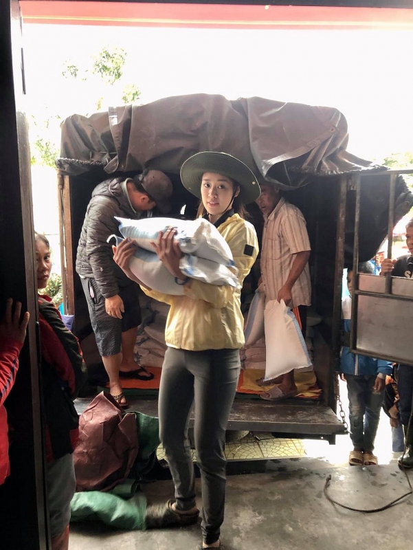 Những hình ảnh đẹp của Hoa hậu Khánh Vân tại vùng lũ Những hình ảnh đẹp của Hoa hậu Khánh Vân tại vùng lũ miền Trung
