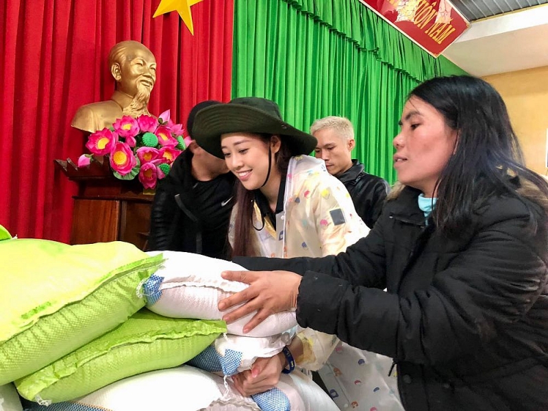 Những hình ảnh đẹp của Hoa hậu Khánh Vân tại vùng lũ